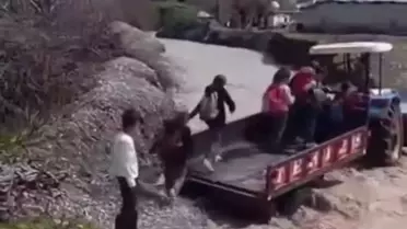 Traktörle dereyi geçen öğrenciler