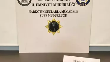 Araç teybinin arkasındaki uyuşturucu paketleri