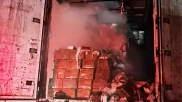 Yangın sonrası söndürülmüş tır