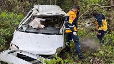 Kazada yaralanan sürücü ve orman memuru