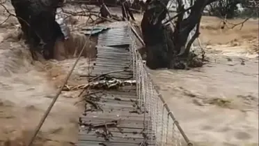 Sel sonrası su basmış köprü ve yollar