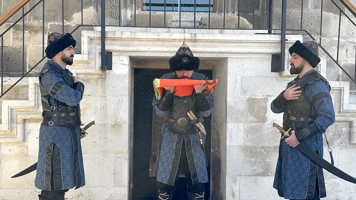 Konya’da Alaaddin Camii’nde Selçuklu Sultanlarına Jandarma Saygı Nöbeti