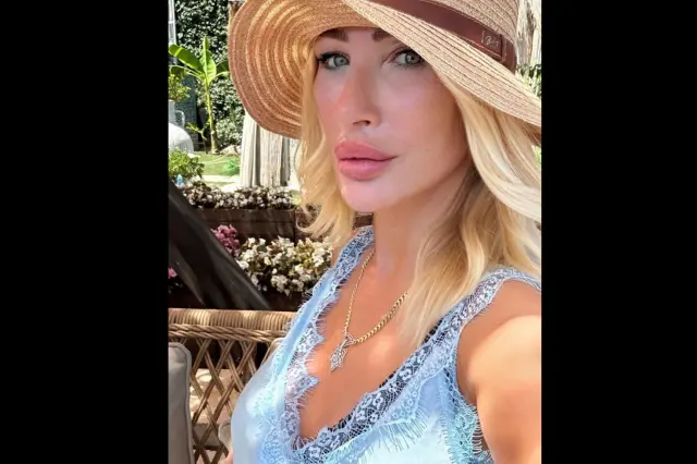 Seda Sayan izleyicilere hitap ederken