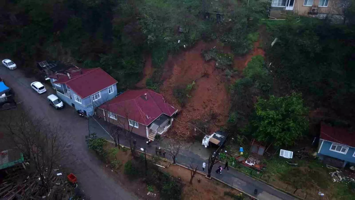 Beykoz’da Şiddetli Yağmur Sonrası Toprak Kayması Tek Katlı Evi ve Park Halindeki Arabayı Yıktı