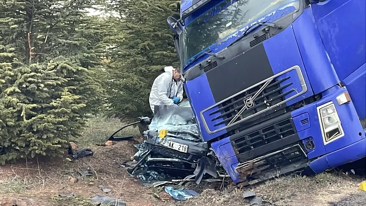 Eskişehir'de Tır ve Otomobil Çarpışması: 1 Ölü, 2 Yaralı