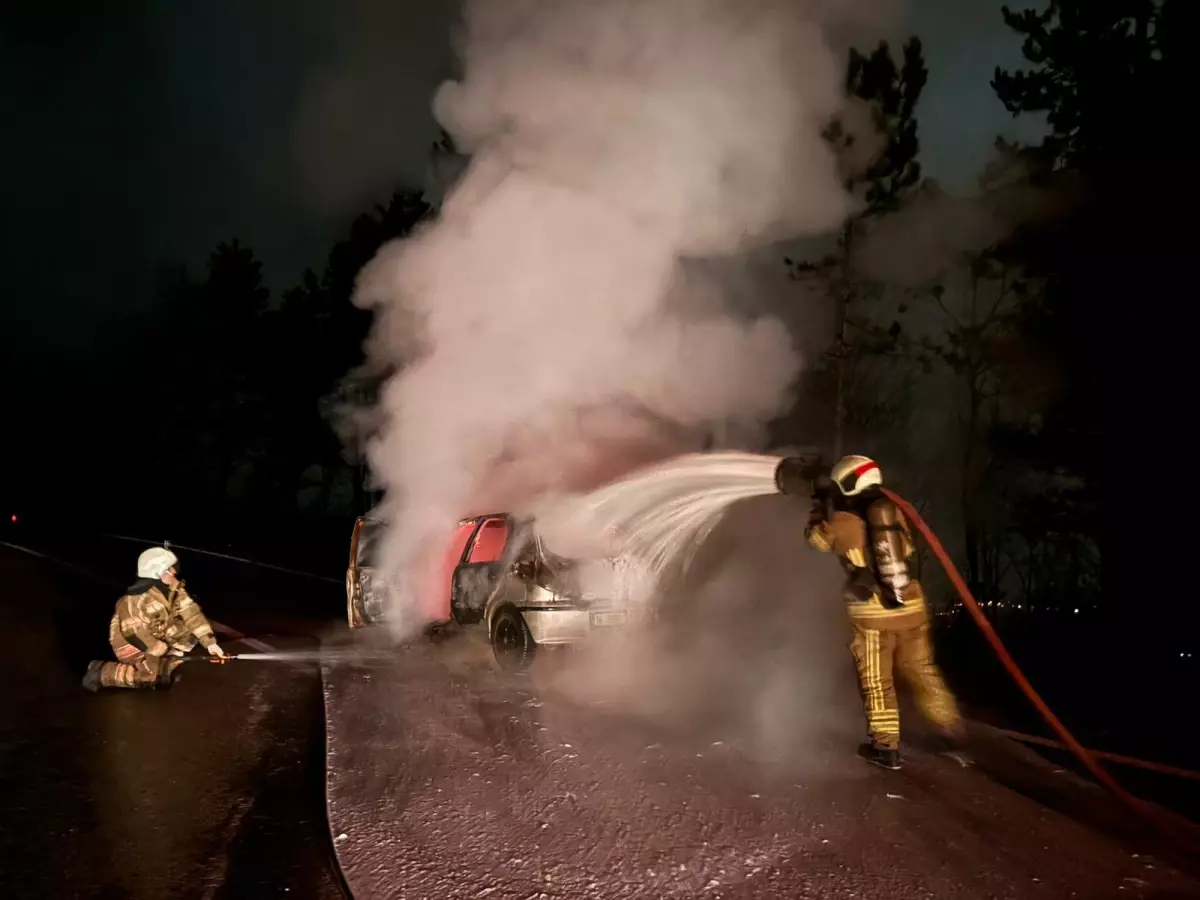 İnegöl'de Seyir Halindeki Araç Alev Aldı, İtfaiye Hızlı Müdahale Etti