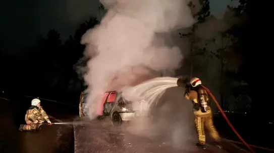 Alev alan otomobil fotoğrafı