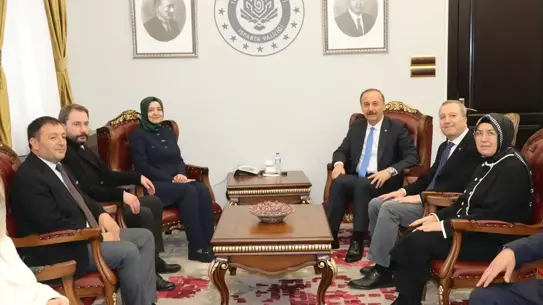 Fatma Betül Sayan Kaya, Isparta’da Yolsuzluk ve Rüşvet İddialarını Açıklıyor