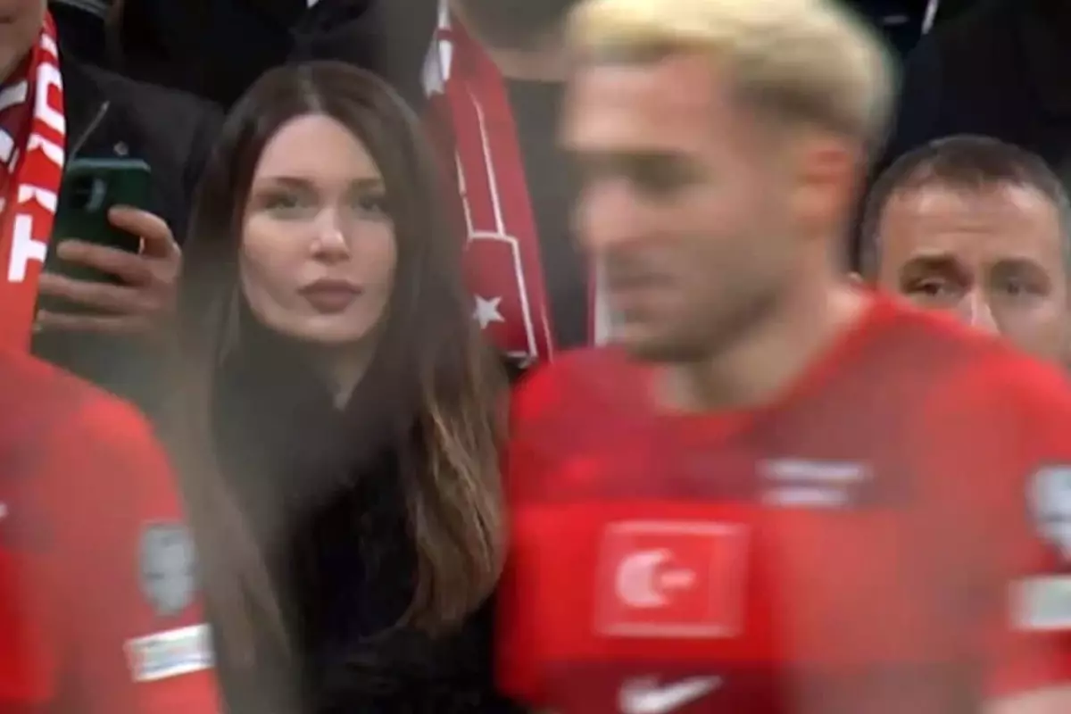 Genç Kızın Barış Alper’e Bakışı Tartışma Yarattı: Açıklamasında ‘Yanlış Yorumlandı’ Dedi