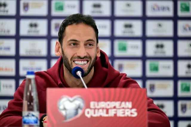 Çalhanoğlu takım arkadaşlarıyla