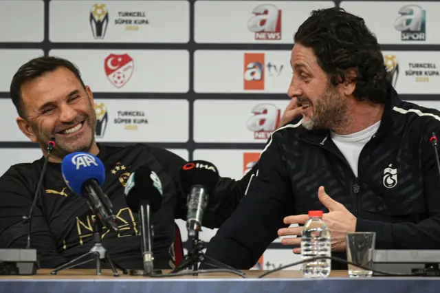 Tekke taktik tahtası önünde