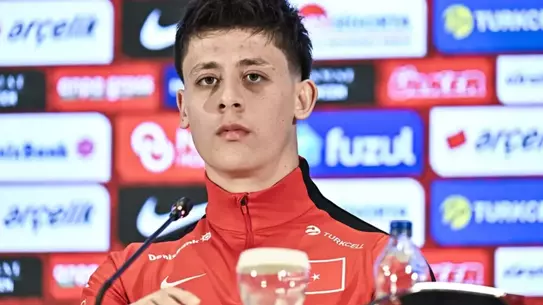 Arda Güler sahada top kontrol ederken