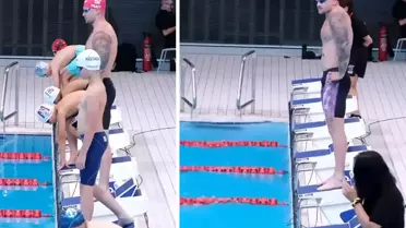 Yüzücünün yarış sırasında suya atladığı an