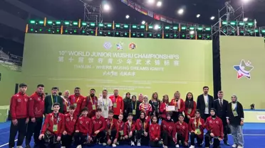Wushu şampiyonasında bronz madalya sahibi sporcular