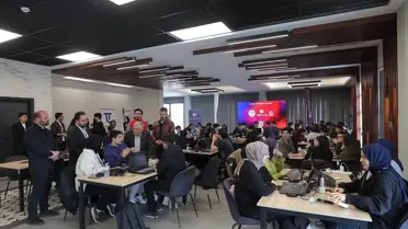 Astro Hackathon etkinliği sırasında Büyükkılıç ile genç girişimciler