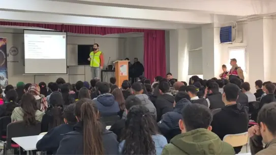 Siber güvenlik eğitimi sırasında öğrenci grup fotoğrafı