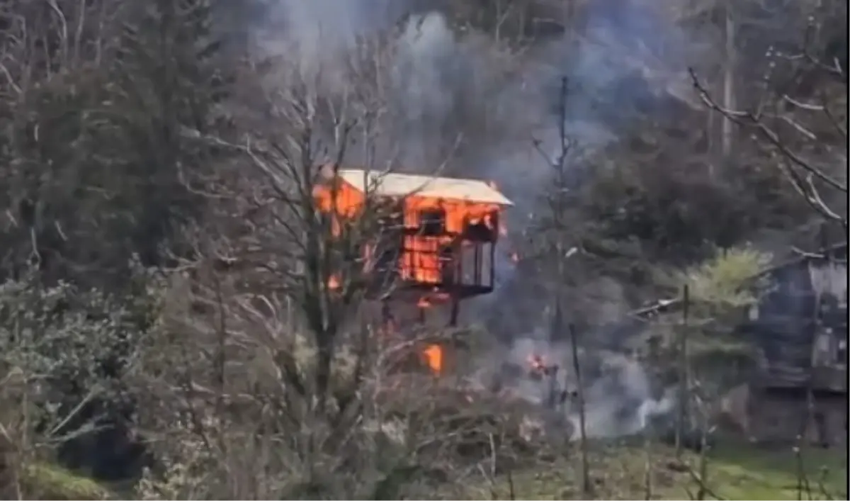 Çamlıhemşin Şenyuva’da Serender Yangını: Ahşap Ev Kül Oldu, İtfaiye Müdahalesi Felaketi Önledi