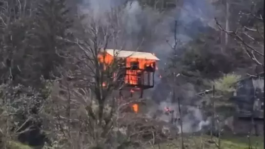 İtfaiye ekiplerinin yangını söndürme çalışması