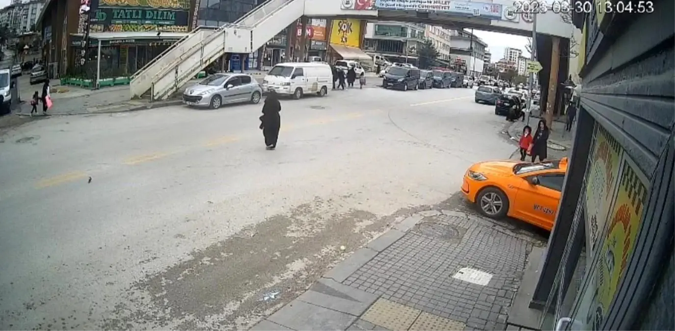 Yenimahalle'de 13 Yaşındaki Çocuk Yaya Geçidi Çabasında Trafik Kazası Geçirdi