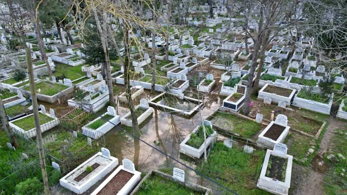 Arnavutköy Boğazköy Mezarlığı Sel Sularıyla Kapsıldı