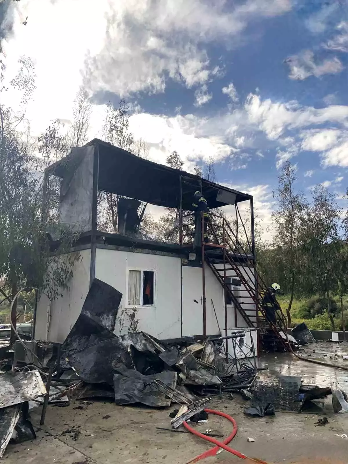 Bodrum’da Konteyner Yangını Kontrol Altına Alındı, Üst Kat Hasar Aldı