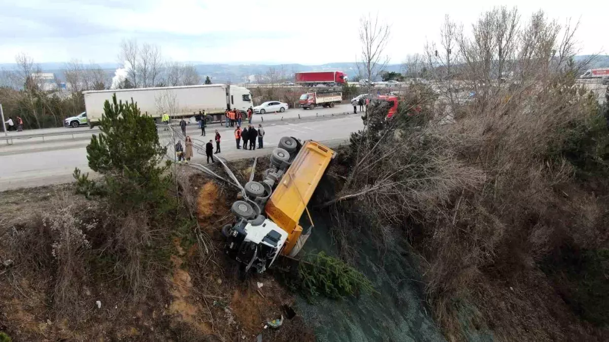 Kastamonu’da Hafriyat Kamyonu Şarampolde Devrildi, Sürücü Hastaneye Kaldırıldı