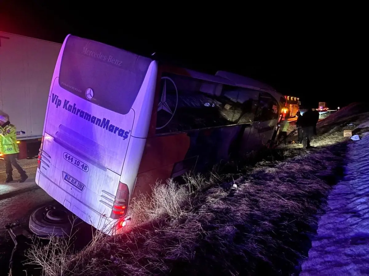 Erzincan’da Yolcu Otobüsü Bariyerleri Çarparak Yoldan Çıktı, Can Kaybı Yok