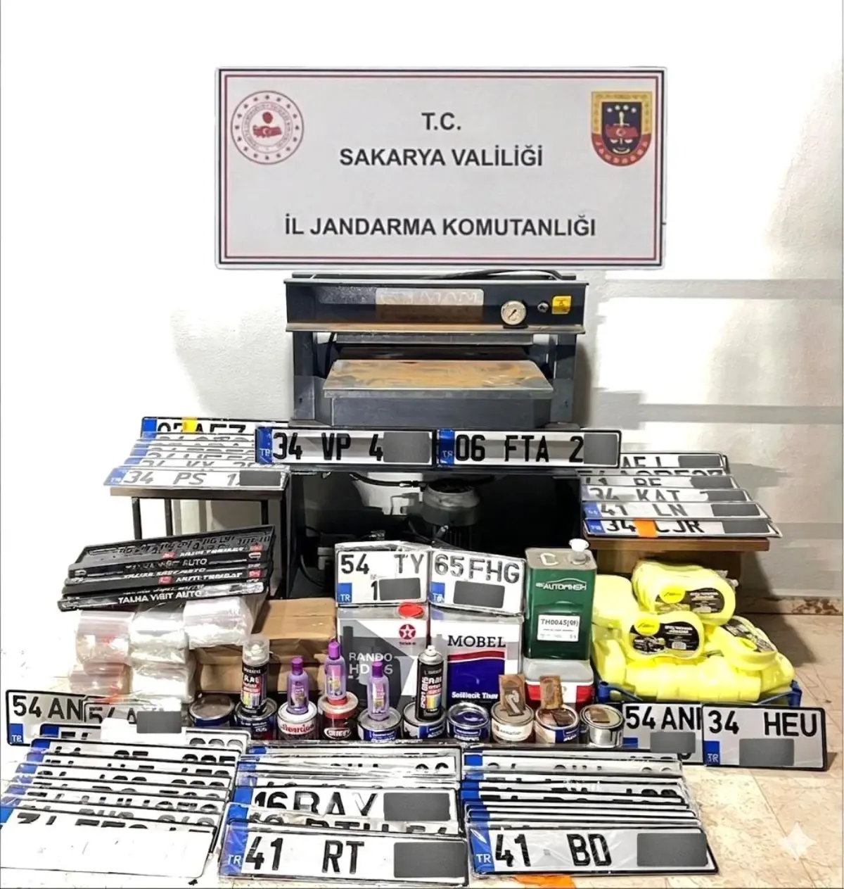Sakarya’da Jandarma, Sahte Plaka Atölyelerini Çökertti: 3 Şüpheli Gözaltında