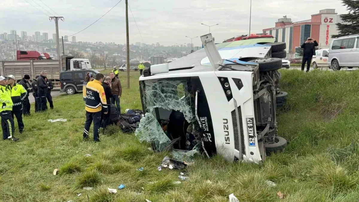 Samsun’da Şarampole Devrilen Midibüs: 15 Kişi Yaralı, 9’u Öğrenci
