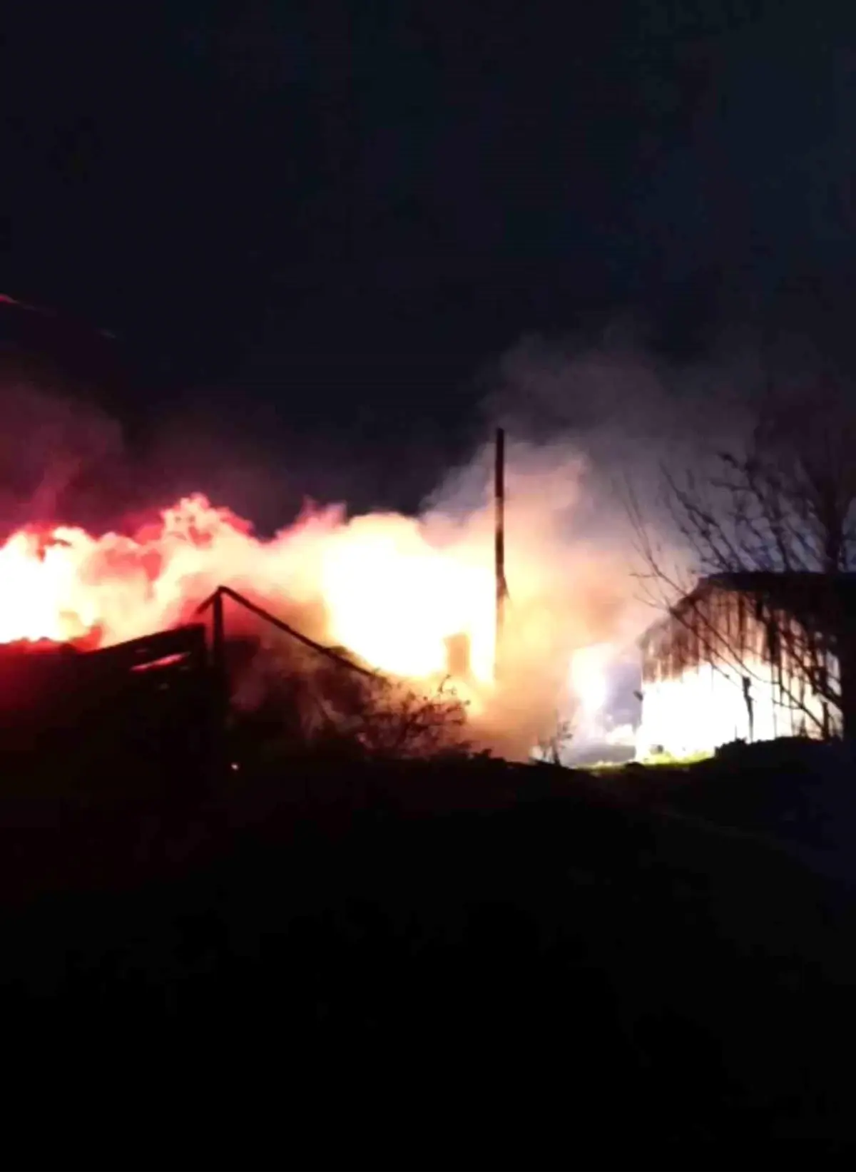 Eskipazar’da Samanlık ve Odunluk Yangını Şehirde Panik Yarattı