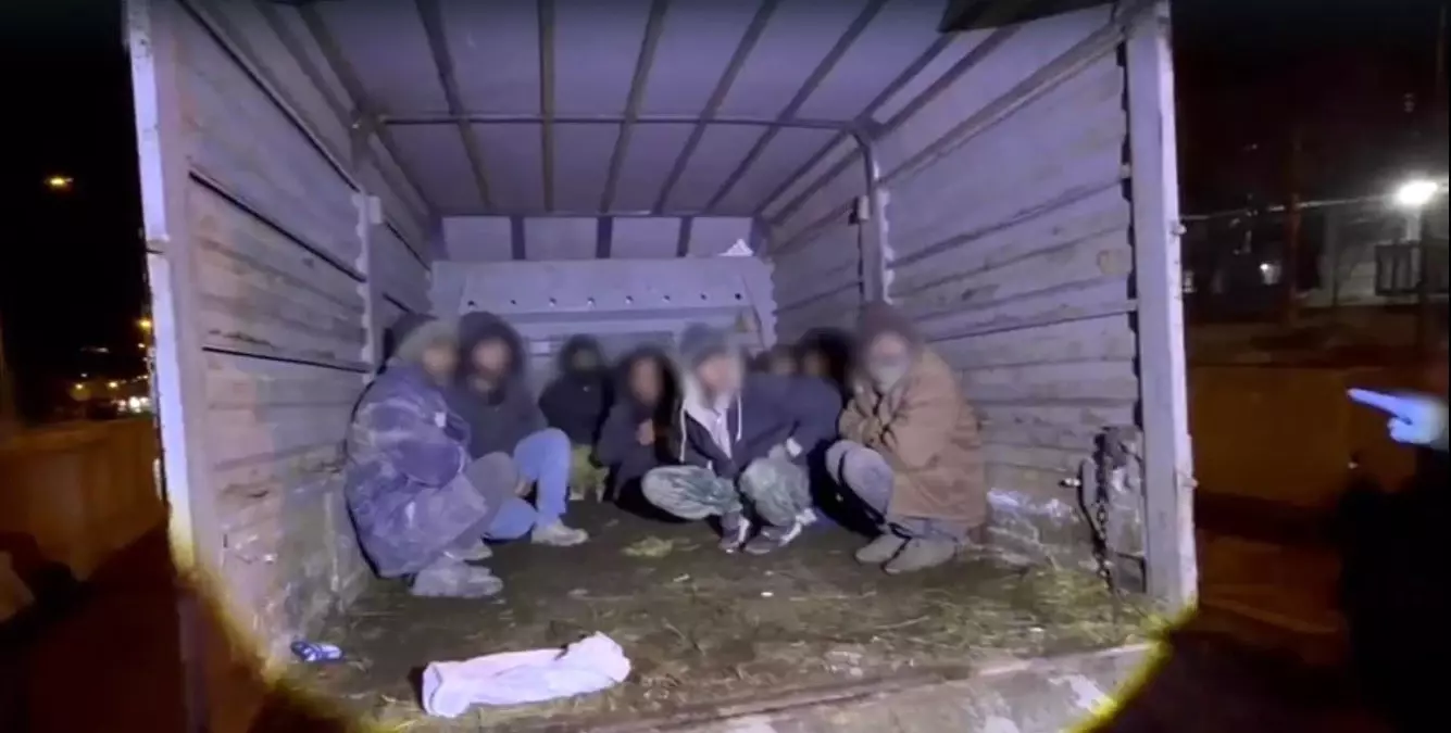 Kars'ta Kaçak Göçmen Operasyonu: 12 Şüpheli Yakalandı, 4 Organizatör Tutuklandı