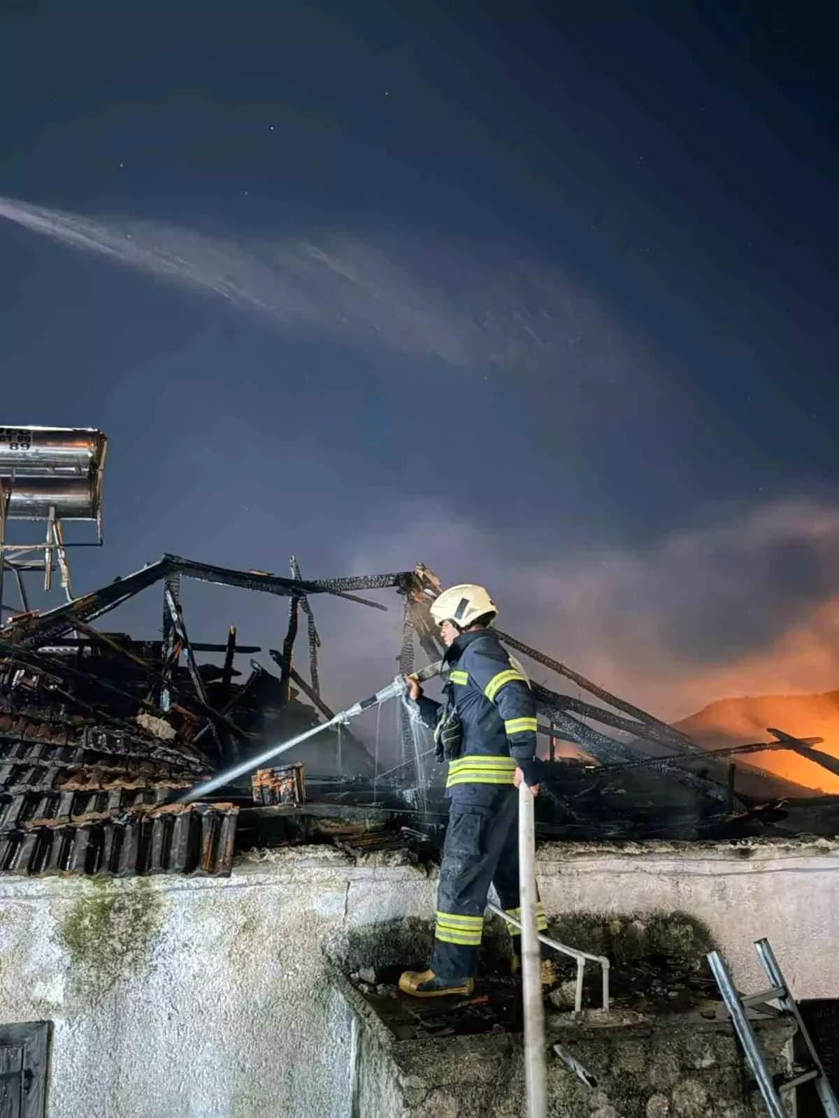 Milas’ta Çatı Yangını Vatandaşların Hızlı Müdahalesiyle Kontrol Altına Alındı