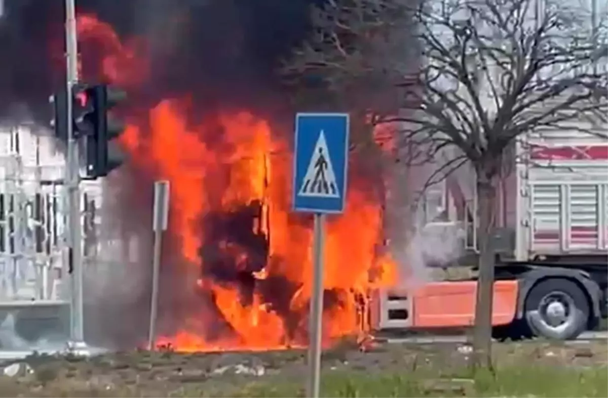 Samsun Terme'de Seyir Halindeki Tırda Çıkan Yangın Kontrol Altına Alındı