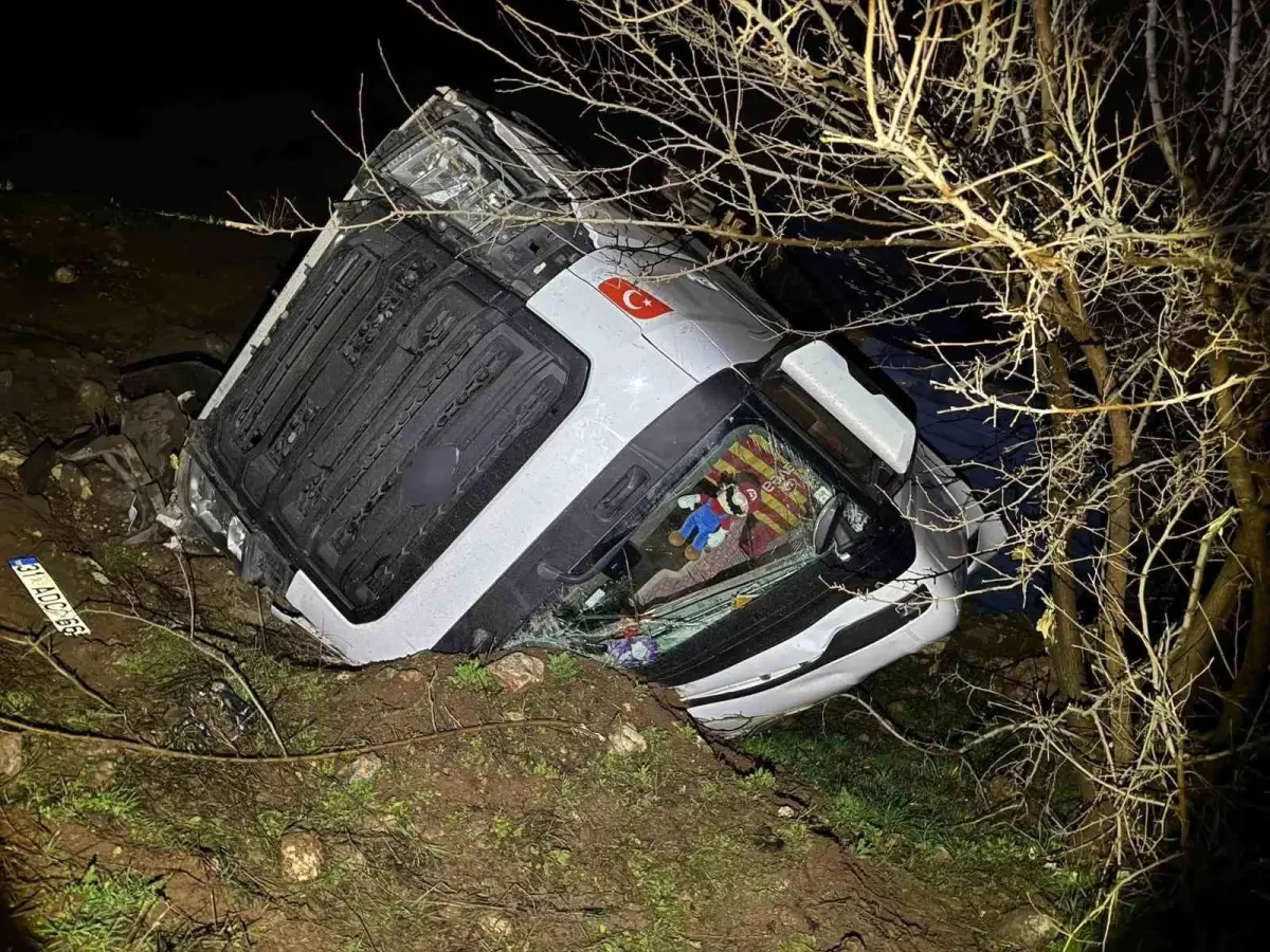Adıyaman'da Şarampole Devrilen TIR'de Sürücü Hastaneye Kaldırıldı