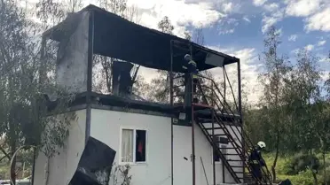 Bodrum’da Konteyner Yangını Kontrol Altına Alındı, Üst Kat Hasar Aldı