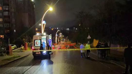 Kaza anında motosiklet beton bariyere çarpıyor