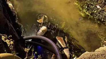 Kanal kenarında kalan elektrikli bisiklet ve araç