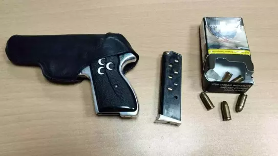 Ele geçirilen silah ve sigara paketleri