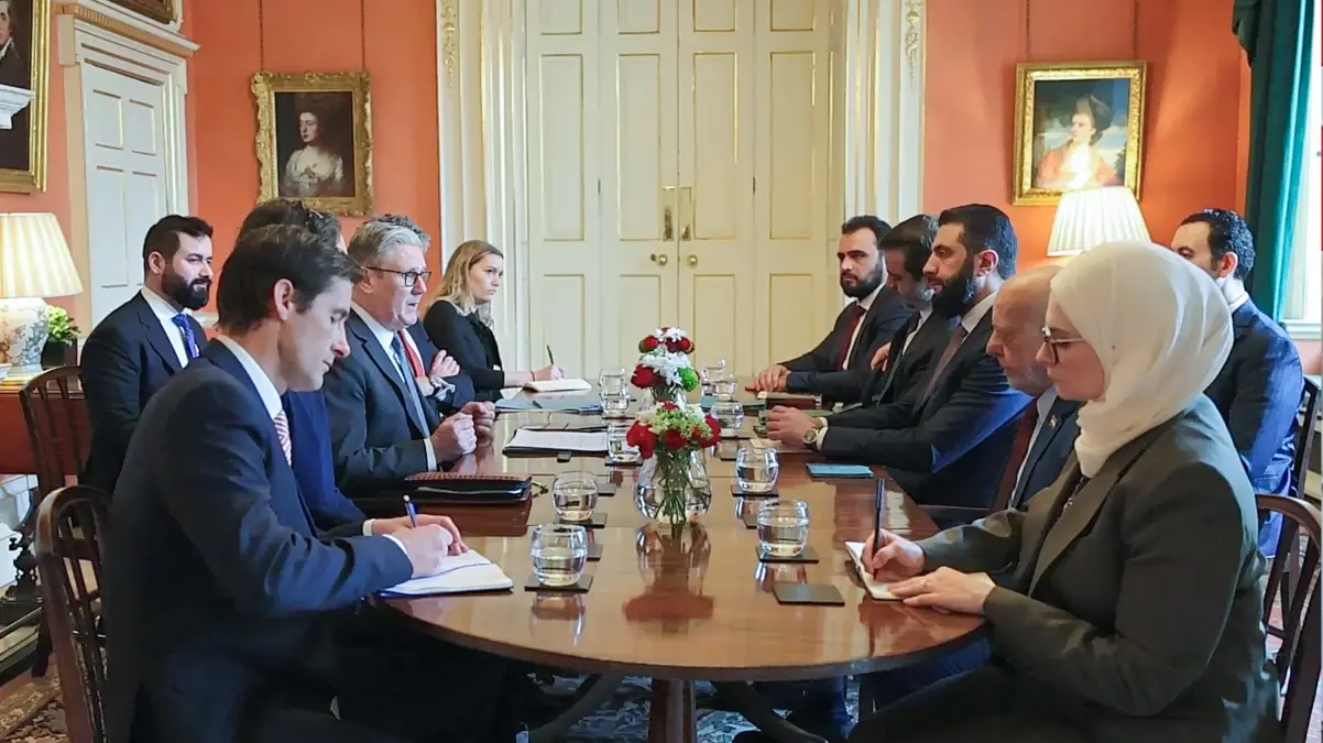 Suriye Cumhurbaşkanı Ahmed Şara, Londra’da İngiltere Başbakanı Starmer ile Görüştü