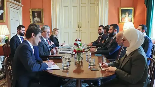 Ahmed Şara ve Rishi Starmer bir arada