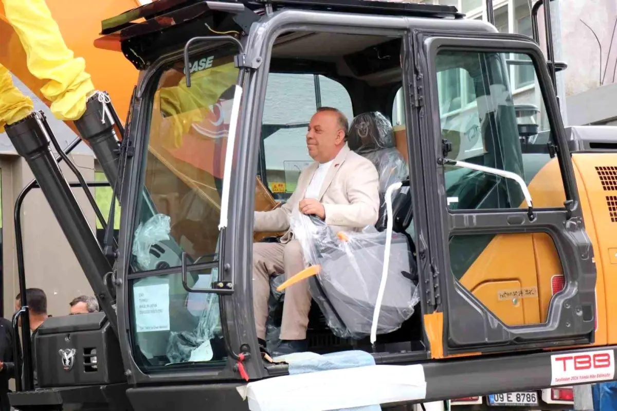 Bozdoğan Belediyesi’nden 22 Tonluk Paletli Ekskavatör Hediye: Yol ve Üstyapı Çalışmalarına Destek