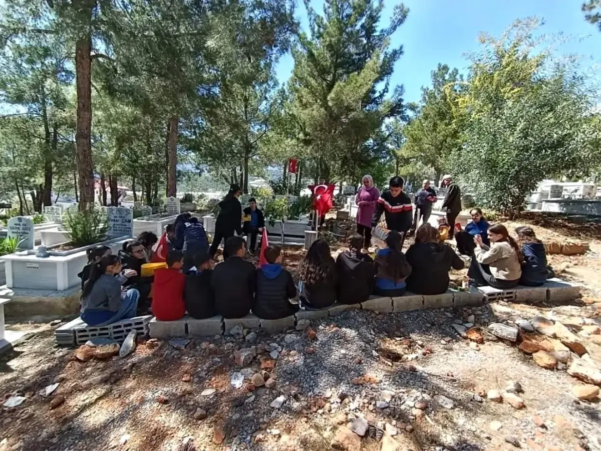 Mersin Bozyazı Ortaokulu Öğrencileri Şehit Polis Yabalak'ı Anma Etkinliği Düzenledi