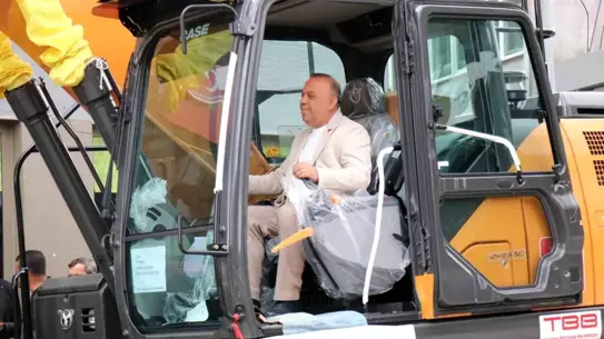 Bozdoğan Belediyesi'ne hibe edilen 22 tonluk paletli ekskavatör