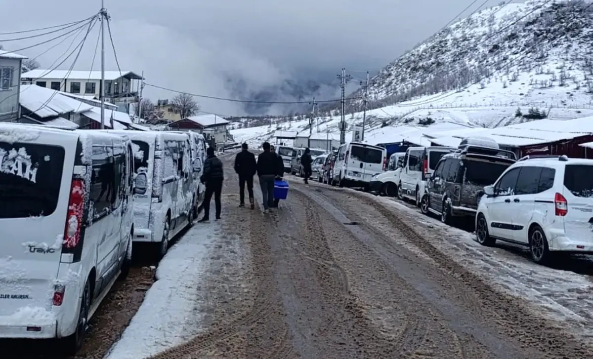 İrak'tan Gelen Araçlar Çukurca Sınır Kapısı'nda Sistem Arızası Nedeniyle Gümrükte Bekliyor