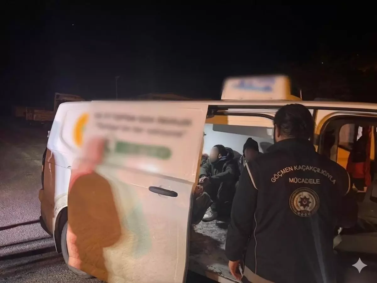Artvin’de Düzensiz Göçmen Operasyonu: 10 Kişi Gözaltında, 2 Kaçakçı Tutuklandı
