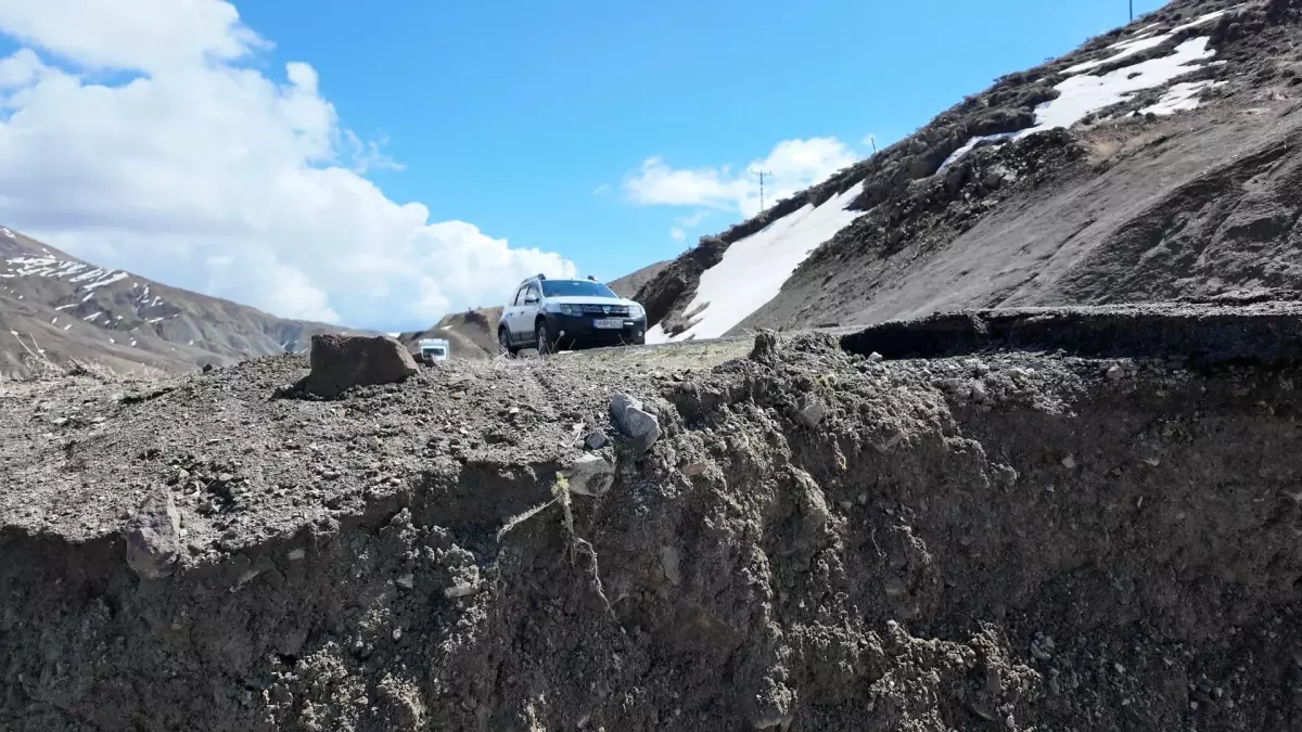 Bingöl Yelesen Köyü’nde Sel Sonrası Yol Çökmesi Ulaşımı Zorladı