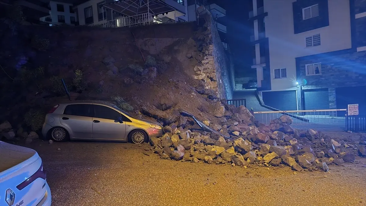 Mudanya’da İstinat Duvarı Çöküşü: Araçlar Hasar Aldı