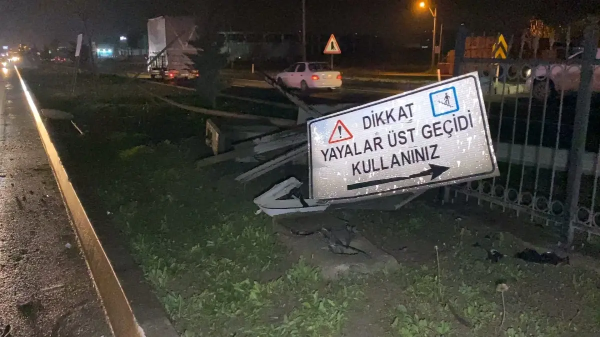 İnegöl'de Kontrolden Çıkan Araç Aydınlatma Direğine Çarparak 2 Yaralı Etti