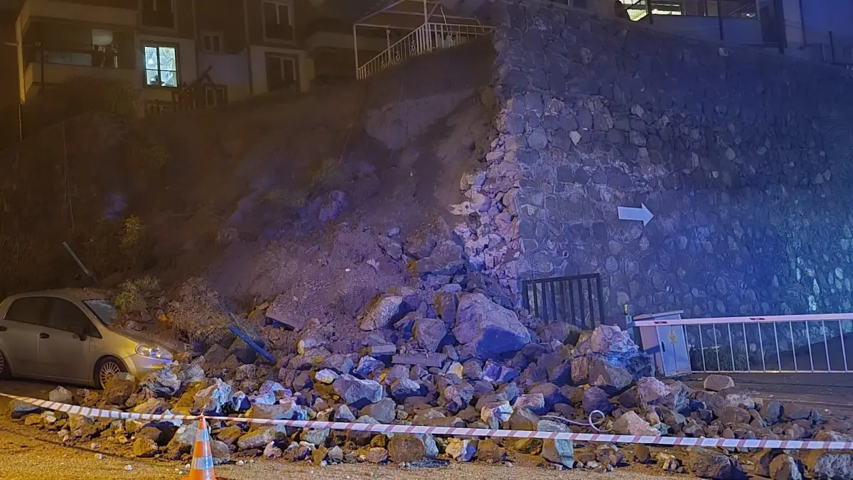 Mudanya’da İstinat Duvarı Çöktü: Park Halindeki Araç Hasar Aldı