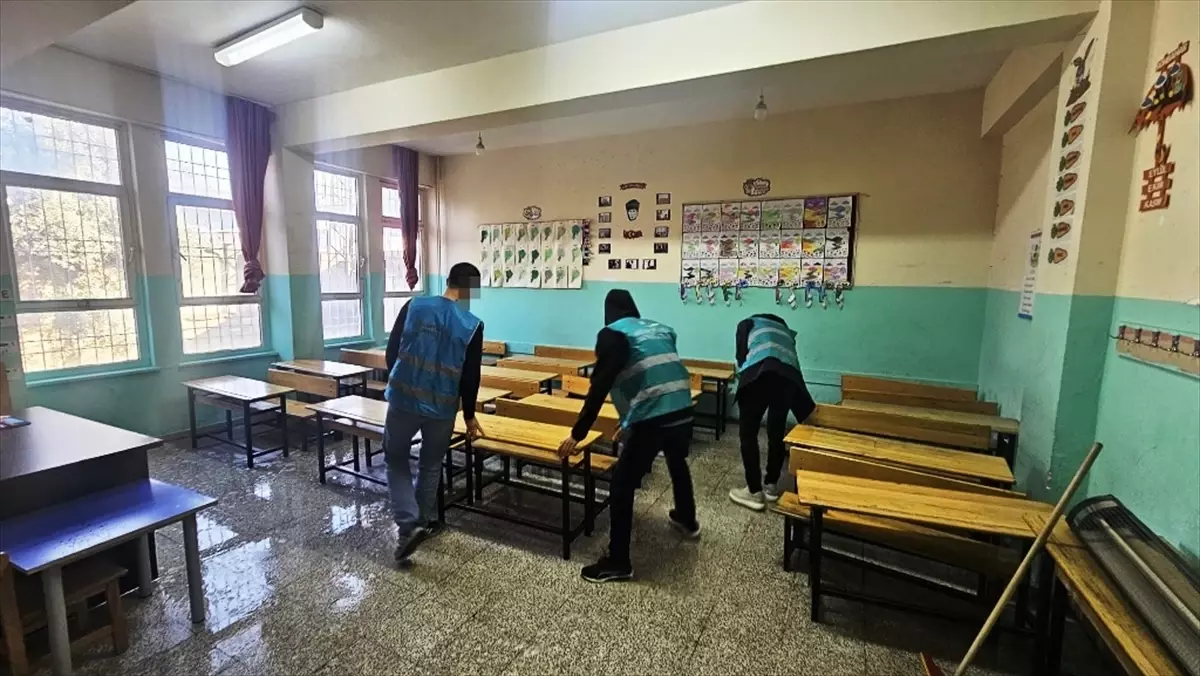 Cizre’de Denetimli Serbestlik Yükümlüleri 212 Okulda Gönüllü Temizlik Çalışması